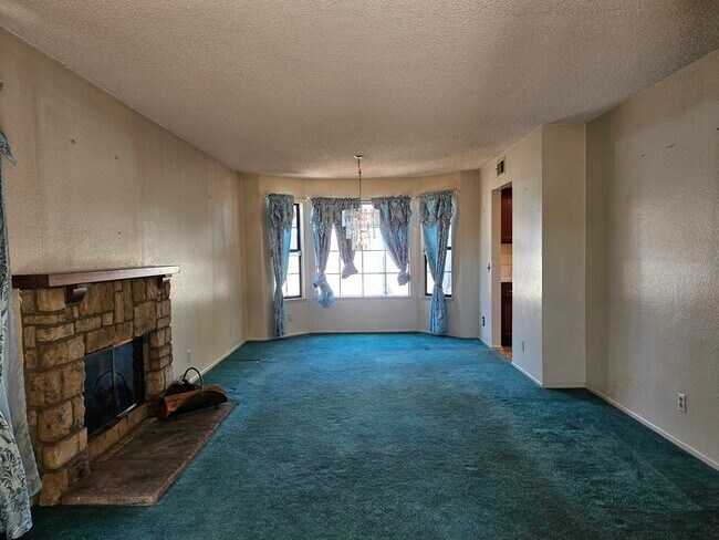 Building Photo - 948 W Manzanita St