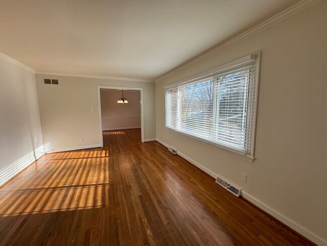 Foto del edificio - NW Updated Brick Ranch, LR, Den, Sunroom, ...