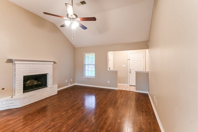 Foto del edificio - 5819 Waverly Dr