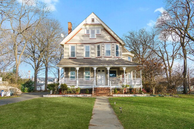 Building Photo - 213 Larch Ave