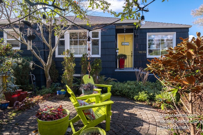 Charming curb appeal in Seattle's quiet Broadview neighborhood. - 11639 1st Ave NW (Seattle, WA) House