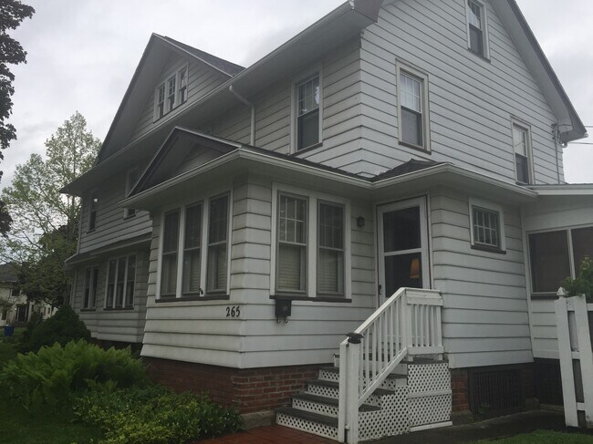 Building Photo - 265 Roxborough Rd