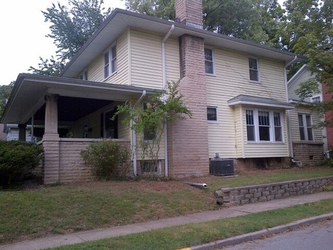 Foto del edificio - Charming 4 BD/2 BA home with large front porch behind optometry school and ELM Restaurant