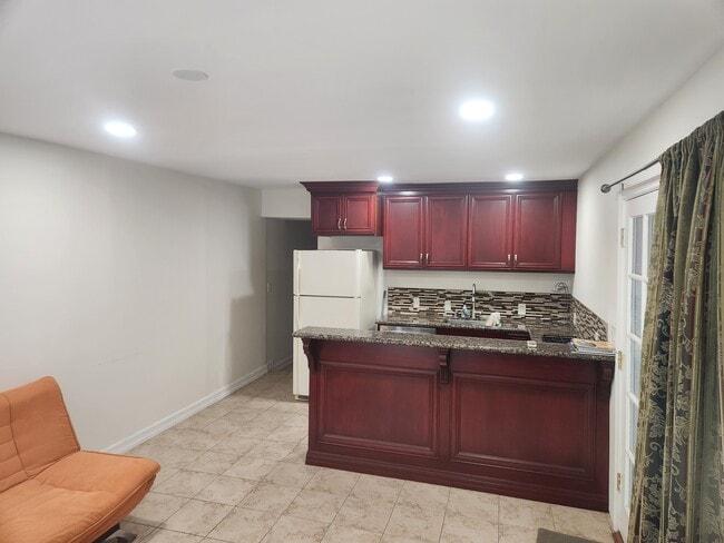 Building Photo - 5516 Vanalden Ave