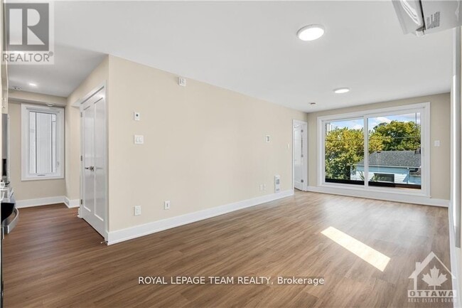 Photo du bâtiment - 366 Winona Ave