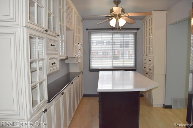 Foto del edificio - 460 Baldwin Ave