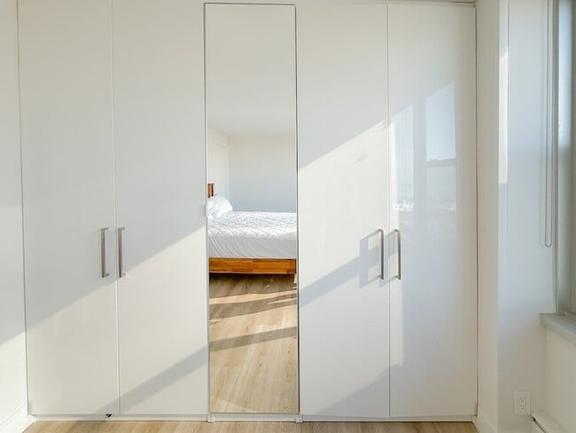 Building Photo - 336 W Wellington Ave