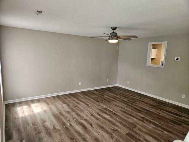 Building Photo - Lovely 2br 2.5ba End Unit Townhome! Availa...