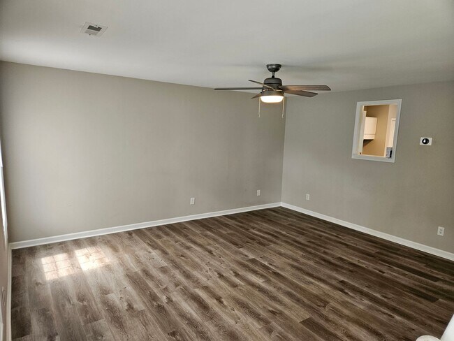Foto del edificio - Lovely 2br 2.5ba End Unit Townhome! Availa...