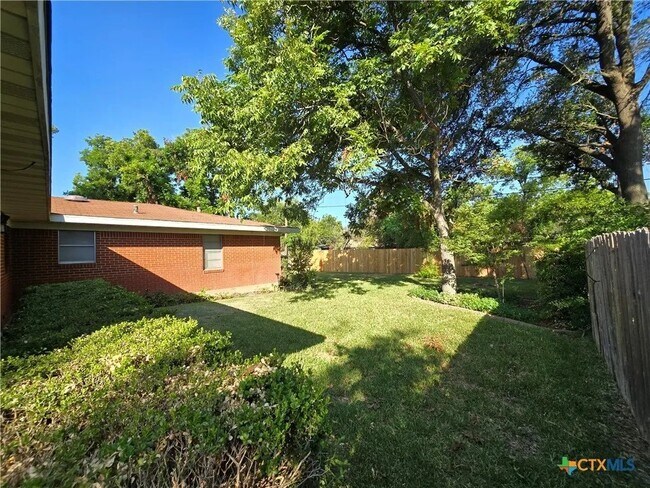 Building Photo - 2206 S 45th St