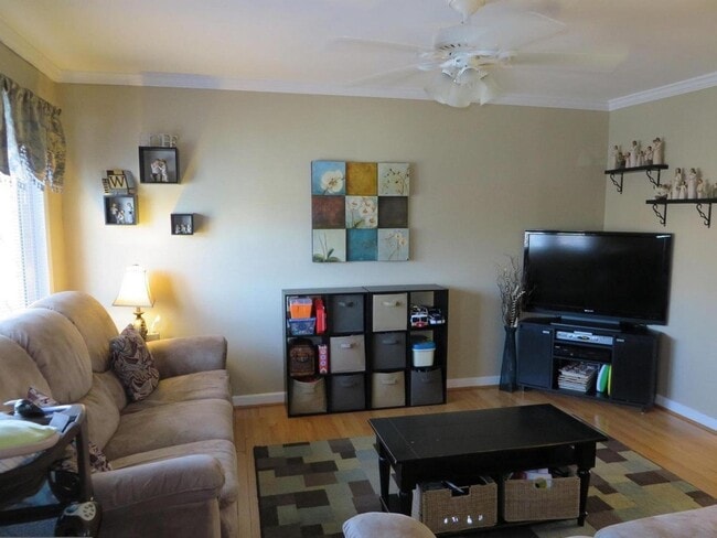 Building Photo - Beautiful 3 BR/2.5 BA Townhome in Millersv...