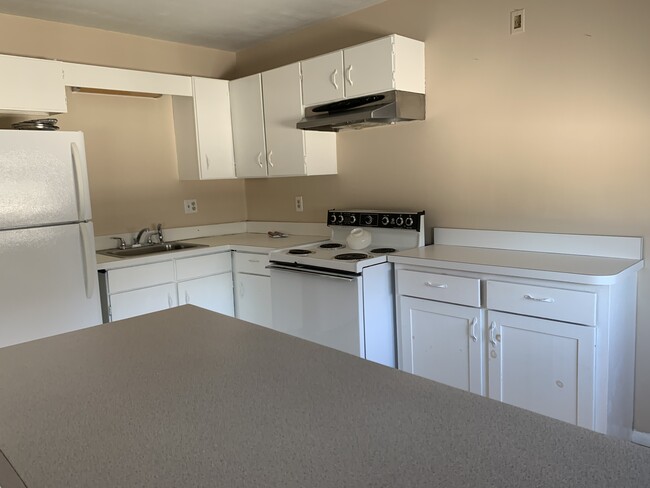 Kitchen - 82 Lincoln Ave