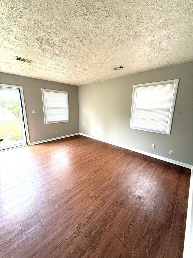 Building Photo - ** 3 bed 1 bath located in Boylston ** Call 334-366-9198 to schedule a self showing