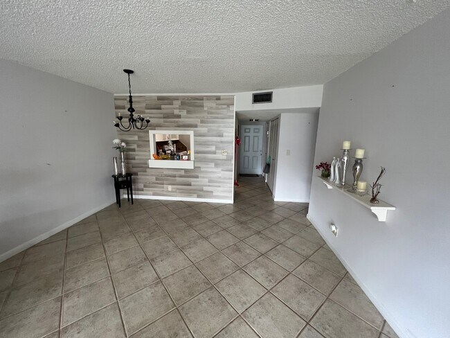 Foto del edificio - 8360 Sands Point Blvd