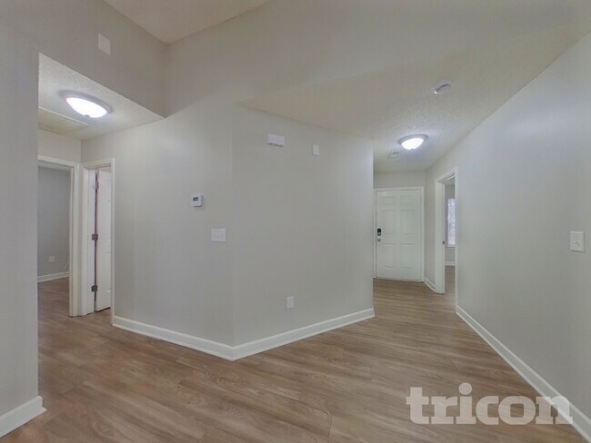 Building Photo - 919 Lakehill Rd