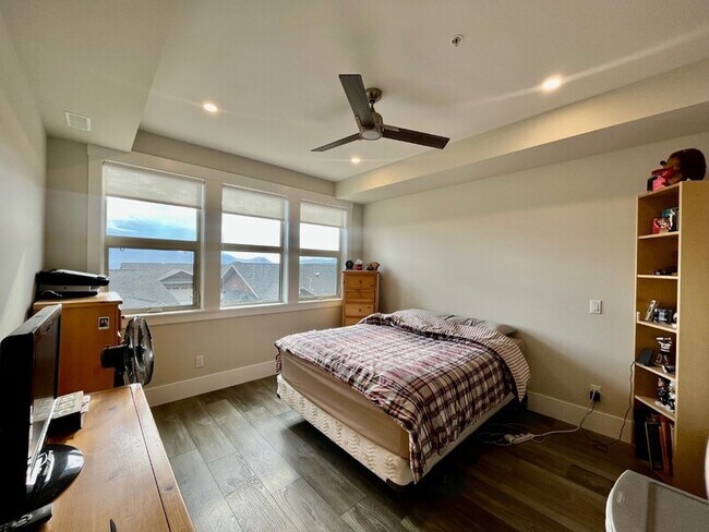 Building Photo - 4000-4000 Redstone Cres