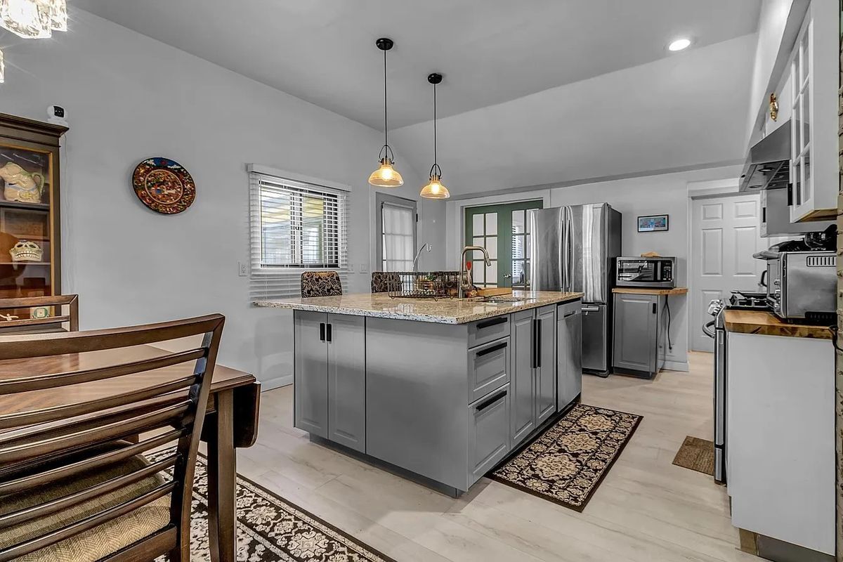 Foto principal - 6726 Tonawanda Creek Rd