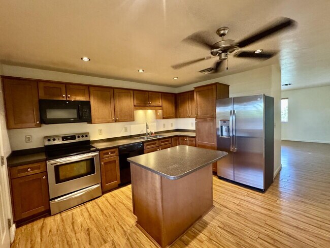 Foto del edificio - 4 bedroom 2 bath with W/D $1000 off September rent!!