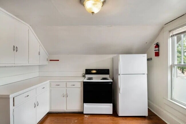 Foto del edificio - "Historic 2-Bed Apartment with Gleaming Hardwood Floors in Prime Durham Location!"