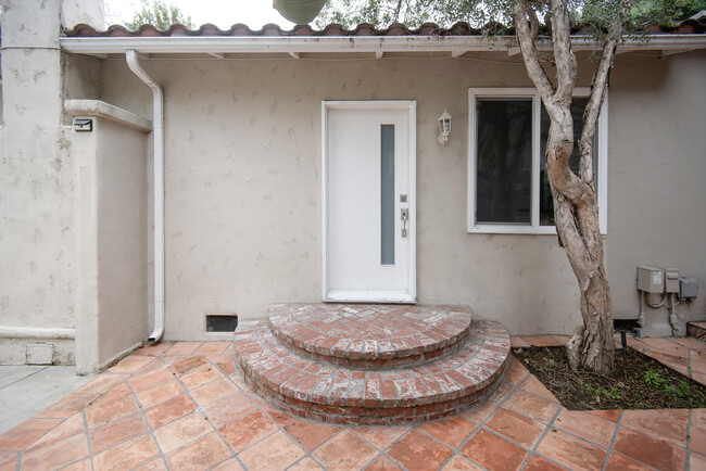 Building Photo - 903 N Beverly Glen Blvd
