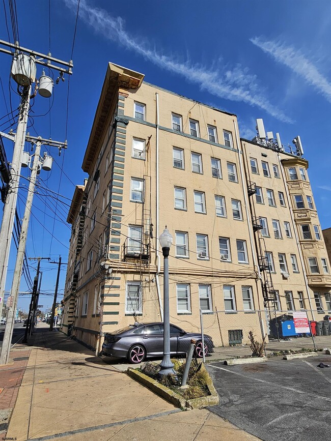 Building Photo - 3 S Iowa Ave