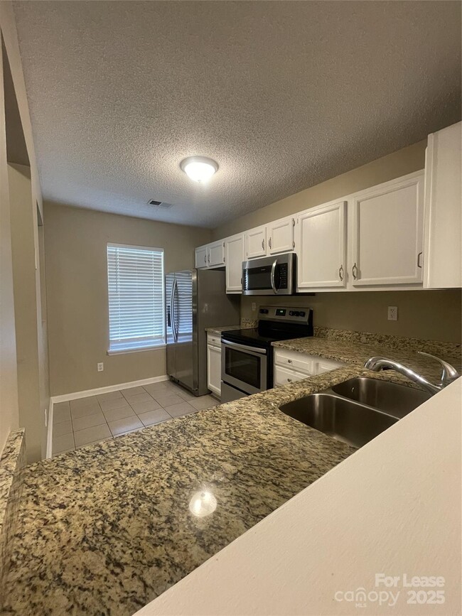 Foto del edificio - 6400 Windsor Gate Ln