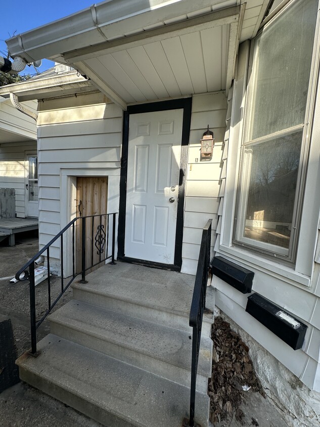 Private Entrance - 316 W Sycamore St