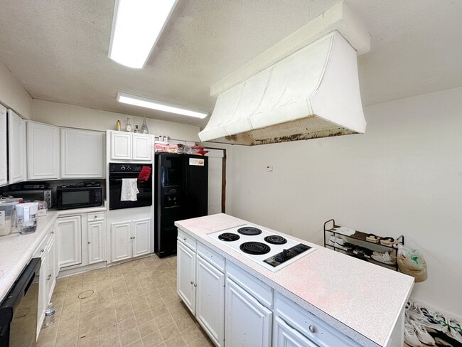 Building Photo - Huge 5 Bedroom, 3 Bathroom House -- Just S...