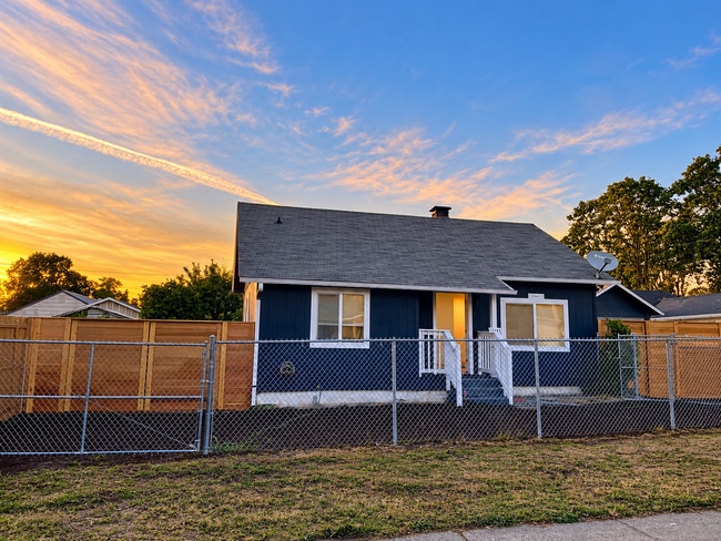 Building Photo - 15406 Grant Ave SW