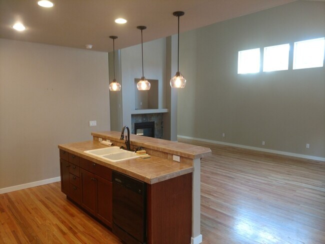 Foto del edificio - SW Bend - 3 Bed 2.5 Bath -Fenced-Corner lot-Amenities