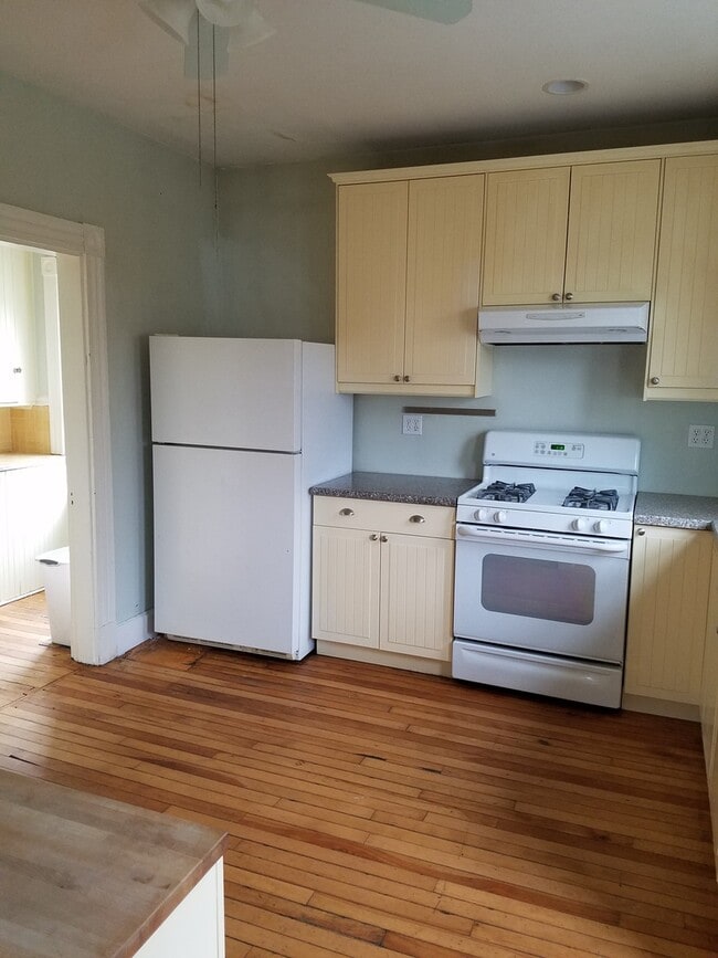 Foto del edificio - 3 bed 1 bath house with large deck, butler...