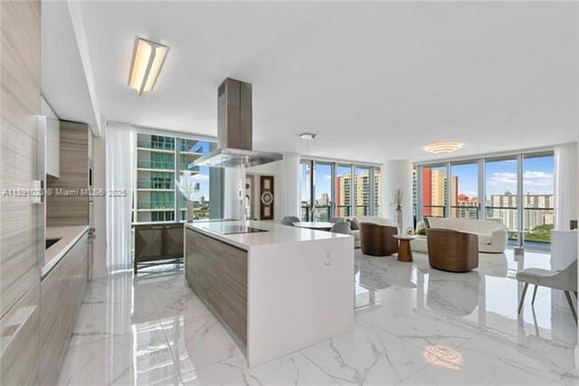 Foto del edificio - 300 Sunny Isles Blvd