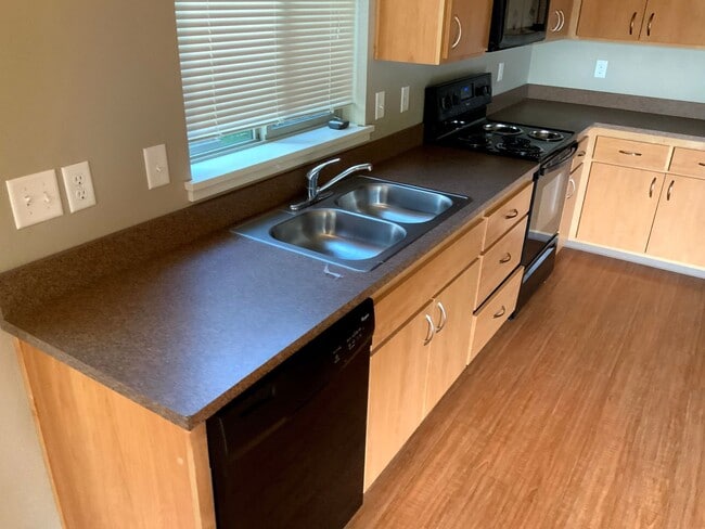 Building Photo - 2 Bedroom, 2 Bath Close to U of O campus on 14th & Patterson