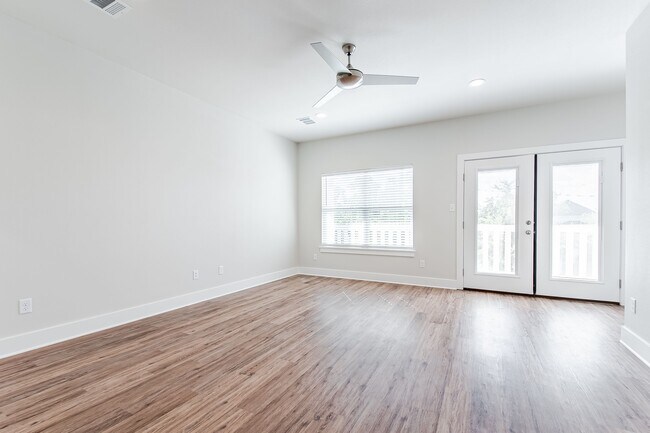 Building Photo - 1402 Magnolia Dr