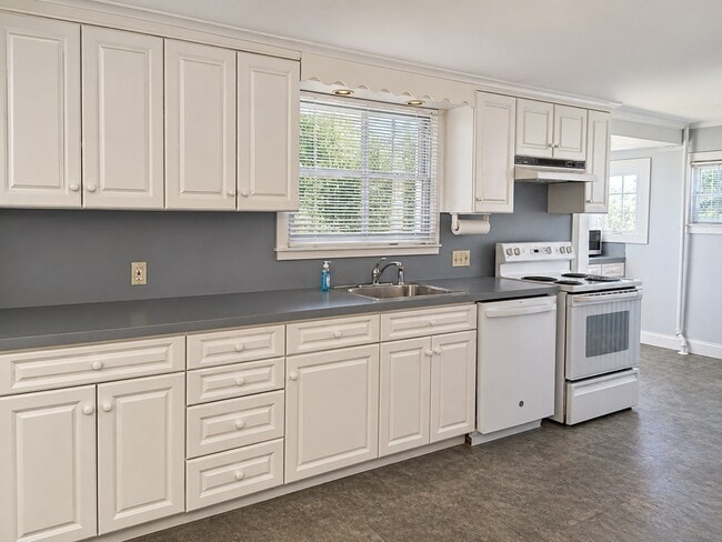 Building Photo - 1575 Wilbraham Rd