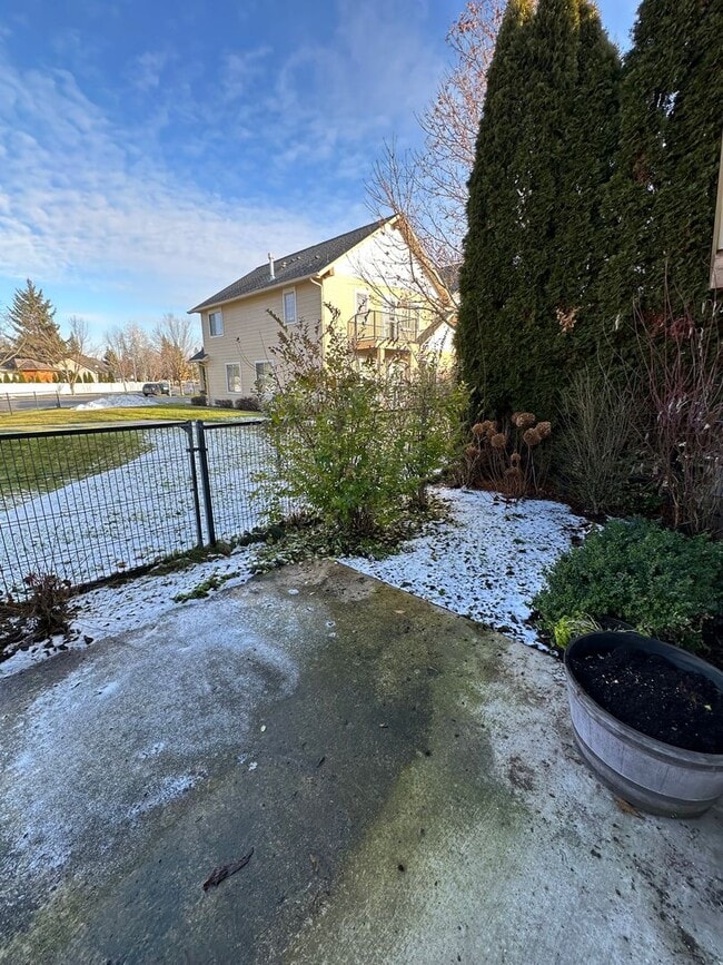 Building Photo - Willow Lake Loop Townhome (APP#221)