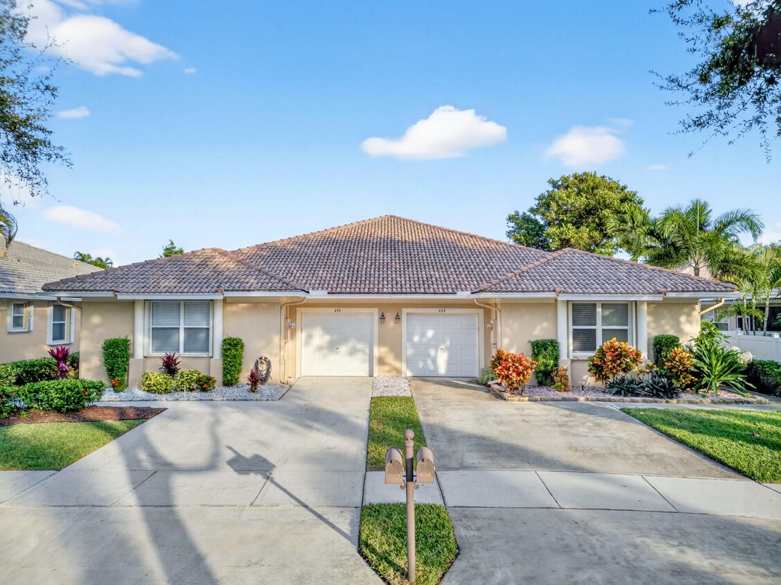 Primary Photo - 233 W Coral Trace Cir