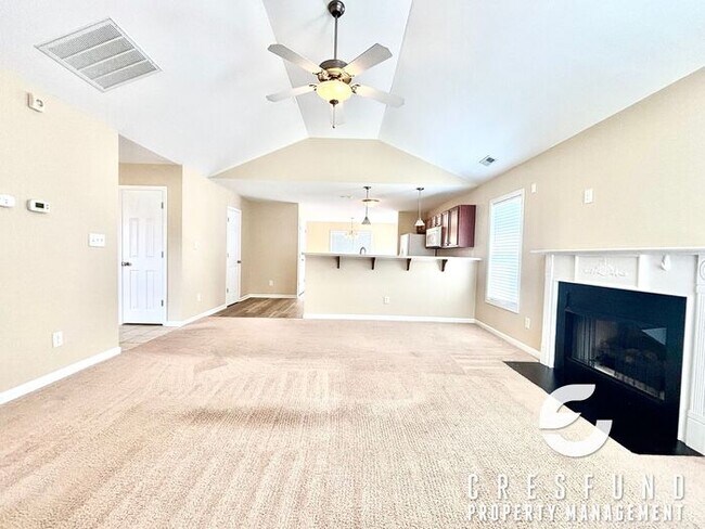 Building Photo - NEW PAINT AND LVP FLOORING! BEAUTIFUL 3 BE...