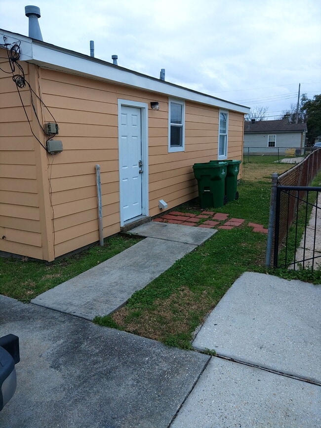 Building Photo - 2312 Rose Dr