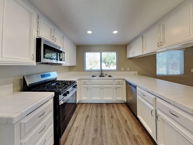 Building Photo - 24805 Half Dome Ct