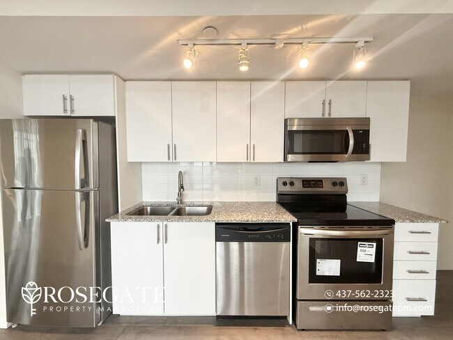 Photo du bâtiment - 1-Bedroom Condo with Large Outdoor Space & Parking – Pet Friendly – North York