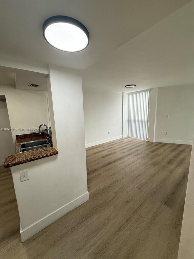 Foto del edificio - 7035 NW 186th St