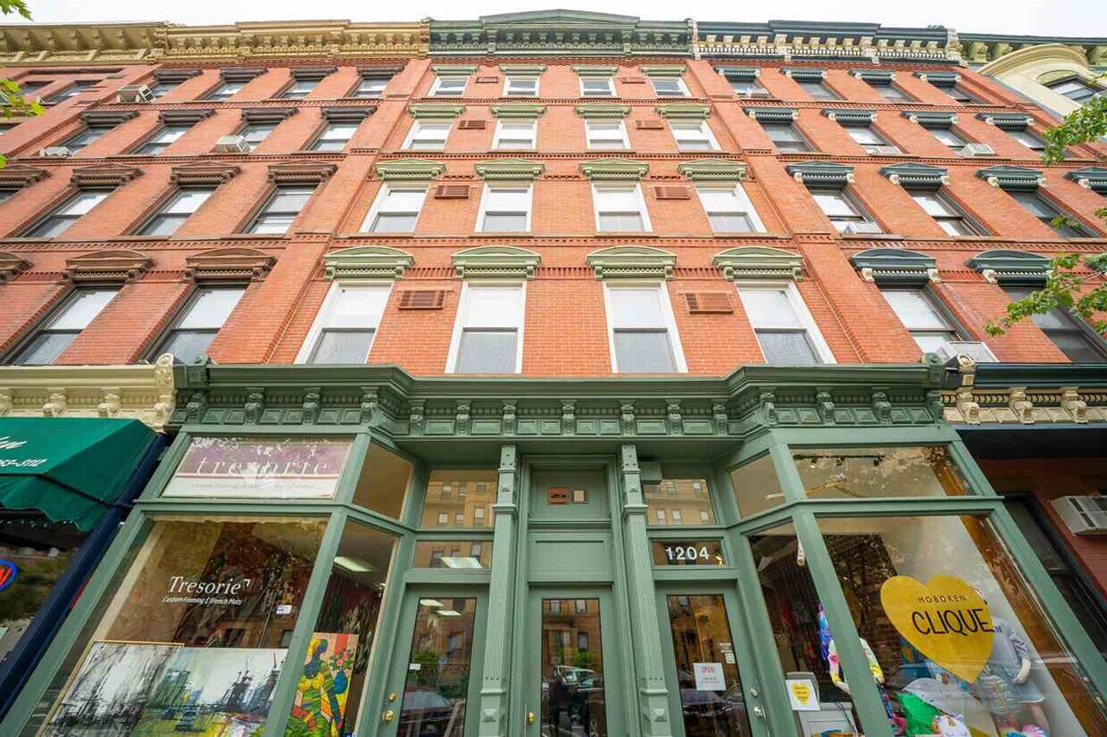 Primary Photo - 1204 Washington St