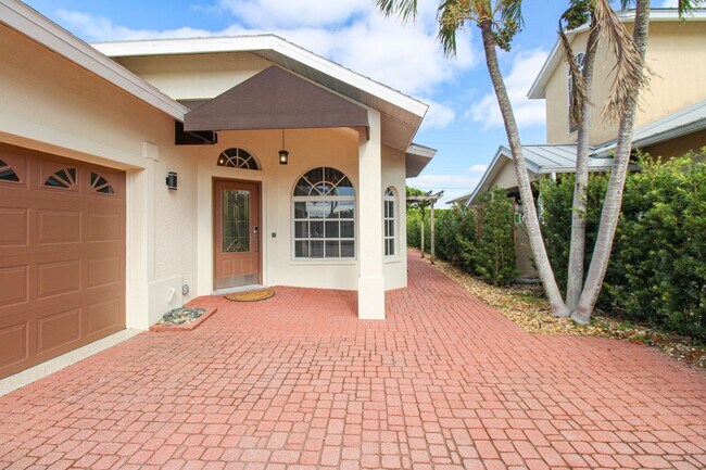 Foto del edificio - ***NAPLES PARK***FURNISHED/UNFURNISED***NO HOA***Coming Available