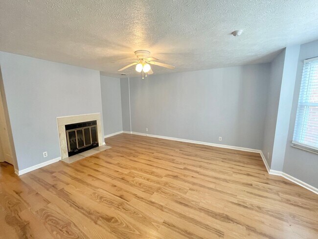 Building Photo - Spacious 2 bedroom/1.5 bathroom Donelson t...