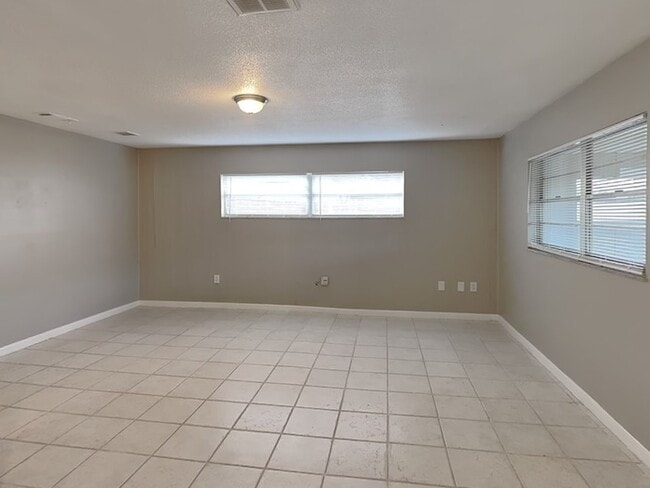 Foto del edificio - 6410 Gamble Dr