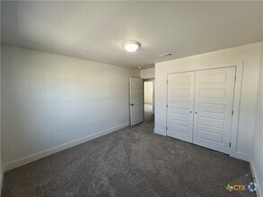 Building Photo - 1810 Royal Loop