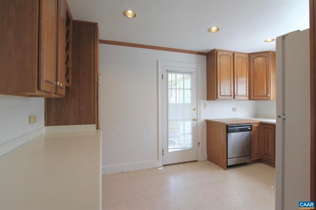 Building Photo - 511 Stonehenge Ave