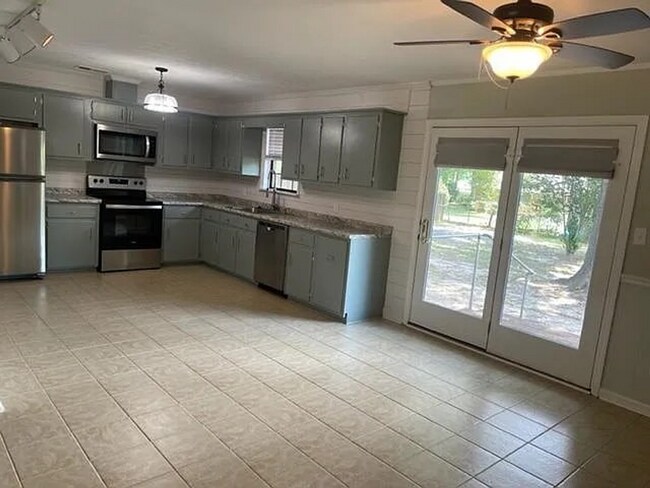 Foto del edificio - Cozy 3BR Ranch Home with Fenced Backyard in Springfield