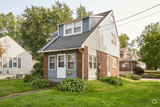 Building Photo - 1496 Huguelet St